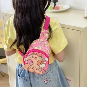 Sac bandoulière rose pour enfant avec imprimé capybara et bandoulière réglable