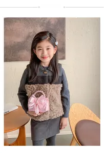 Sac rose pour fille avec nœud en dentelle et poignée en perles en décor naturel