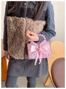 Détails de paillettes roses et nœud satiné sur le sac à main perlé pour filles