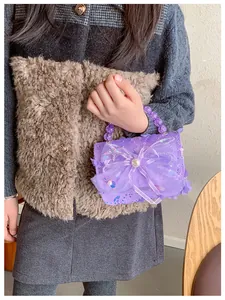 Détail du sac fille à paillettes violettes avec nœud en tulle, perle et anse perlée