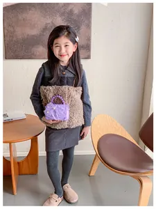 Détail du sac à main violet pour fille avec perles élégantes, nœuds et chaîne en métal