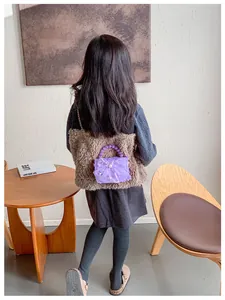 Détail du sac enfant en tulle violet avec nœud perlé et poignée à perles