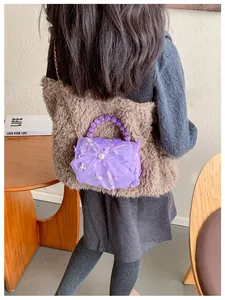 Détail du sac de princesse violet avec nœud en résille et perle porté par un enfant