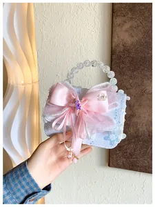 Détail du sac à main bleu à paillettes pour filles avec nœud rose et perles