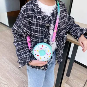 Sac bandoulière enfant en silicone forme de doughnut avec sangle rose et texte Hello