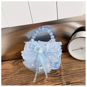 Détail du sac à paillettes bleu clair pour fille avec nœud en tulle et perles