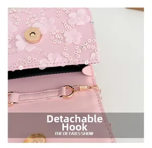 Détail du sac rose montrant le crochet en métal doré amovible et le fermoir aimanté