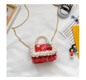 Détail du sac en tweed rouge pour filles avec poignée en perles et breloques cerise