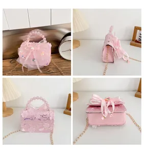 Mise en page détaillée en quatre vues du sac rose princesse avec dentelle et fleurs