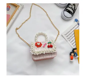 Détail du sac en tweed rose pour fille avec poignée en perles et décors mignons