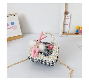 Détail du mini sac en tweed pour fille avec anse en perles et lapin en peluche