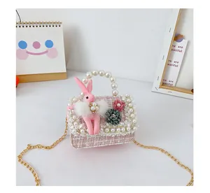 Détail du sac à main en tweed rose pour fille avec poignée perlée et lapin peluche