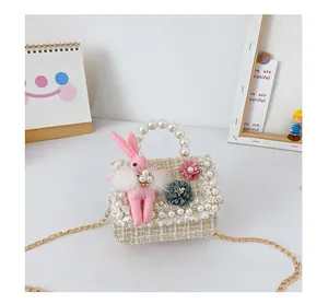 Détail du mini sac en tweed pour fille avec lapin en peluche et anse en perles chic