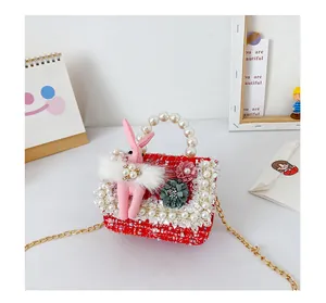 Vue détaillée du sac à main en tweed rouge pour enfant avec perles et lapin en peluche
