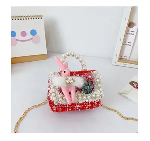 Détail du sac rouge en tweed pour fille avec poignée en perles et décor de lapin