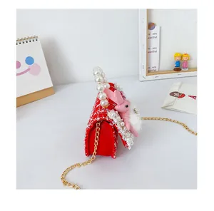 Détail du sac en tweed rouge pour fille avec anse en perles et décor lapin en peluche