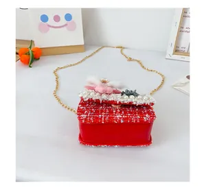 Détail du mini sac en tweed rouge pour fille avec perles et chaîne dorée