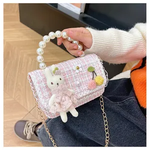 Détails d'un sac en tweed rose pour filles avec poignée perle et décor de lapin