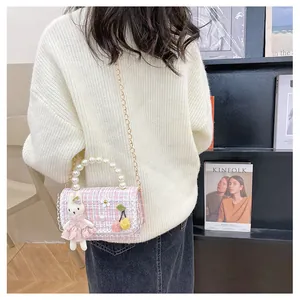 Détail du sac en tweed rose pour fille avec poignée en perle et breloque lapin