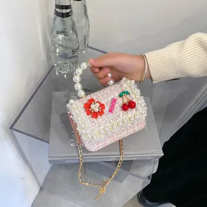 Mini sac fille en tweed rose avec poignée en perles et breloques à fleurs