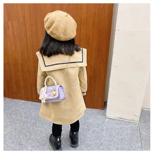 Détail du sac en tweed violet pour fille avec poignée en perles et lapin peluche
