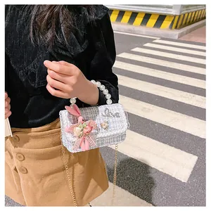 Détail du sac enfant en tweed bleu clair avec poignée en perles et strass Love
