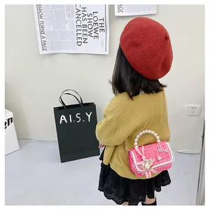 Sac fille en tweed rose avec poignée en perles et lapin en peluche porté
