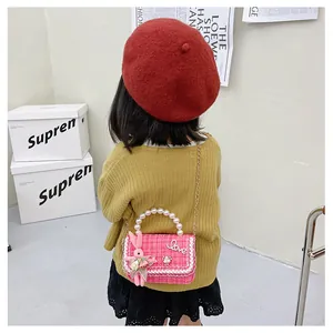 Sac bandoulière enfant en tweed rose avec poignée en perles et détail lapin