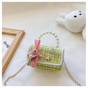 Détail du sac en tweed vert pour enfant avec poignée en perles, dentelle et lapin mignon