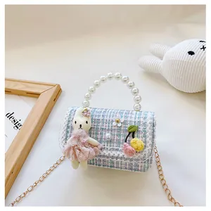 Détail du sac en tweed pour filles avec anse en perles, lapin en peluche et cerise