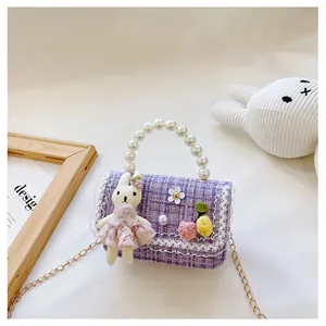 Détail du sac fille en tweed violet avec poignée en perles et adorable lapin en peluche