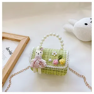 Détails du sac pour enfants en tweed vert avec anse en perles, dentelle et lapin