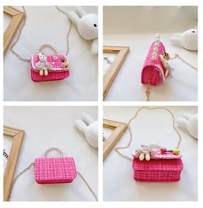 Détails du mini sac rose en tweed pour enfants avec poignée en perles et poupée lapin