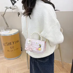 Sac bandoulière en tweed rose avec poignée en perles et poupée lapin 3D enfant