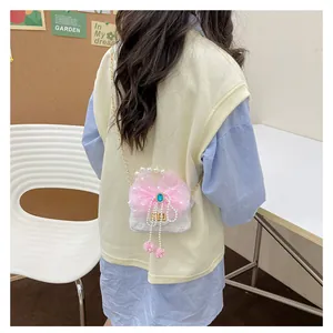 Detailansicht der weißen Spitzenhandtasche für Mädchen mit großer rosa Schleife und Perlen