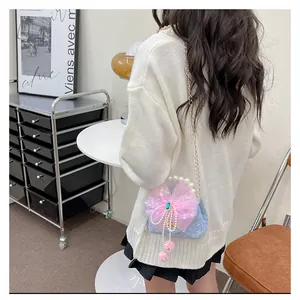 Detailansicht der himmelblauen Kindertasche mit rosa Organza-Schleife und Perlen