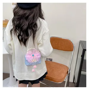 Kinderhandtasche aus blauer Spitze mit rosa Schleife und Perlengriff an einem Model