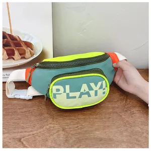 Détail du sac banane enfant coloré avec texte PLAY, en toile et sangle à boucle