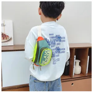 Détail d'un sac bandoulière enfant coloré avec imprimé PLAY et sangle ajustable au dos