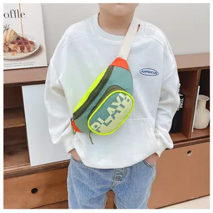 Détail du sac banane enfant multicolore avec texte PLAY et sangle tissée large