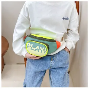 Vue détaillée du sac banane pour enfants coloré avec texte 'PLAY!' et sangle réglable