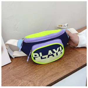 Détail du sac banane enfant bicolore avec imprimé PLAY! et fermetures éclair vert fluo
