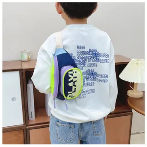 Détail du sac banane enfant multicolore avec inscription PLAY! et sangle réglable