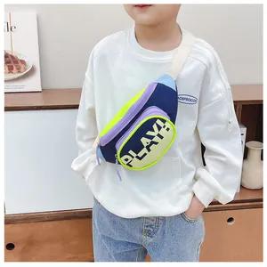 Détail du sac de poitrine coloré pour enfants avec texte PLAY et sangle ajustable