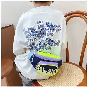 Détail de la sacoche banane enfant colorée en nylon avec inscription PLAY et sangle