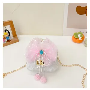 Detailansicht der Kindertasche mit großer rosa Spitzenschleife und Perlenanhänger