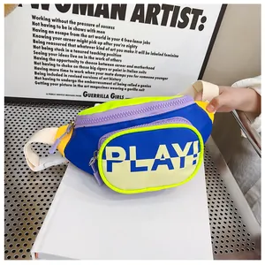Détail du sac banane en nylon multicolore avec texte PLAY et boucle en plastique