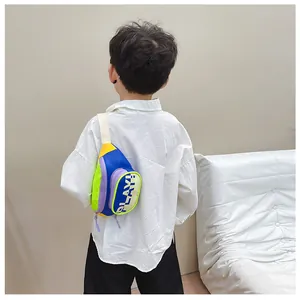 Sac bandoulière coloré pour enfant avec imprimé PLAY! porté dans un décor minimaliste