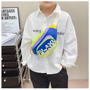 Détail du sac banane enfant multicolore avec texte PLAY! et sangle ajustable