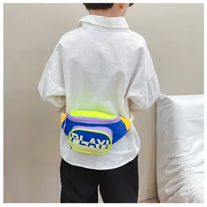 Sac banane enfant coloré avec lettrage PLAY porté par un enfant vue de dos chic
